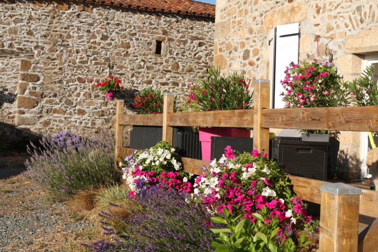 Отель Aux Charmes D'Antan La Pommeraie-sur-Sevre Экстерьер фото